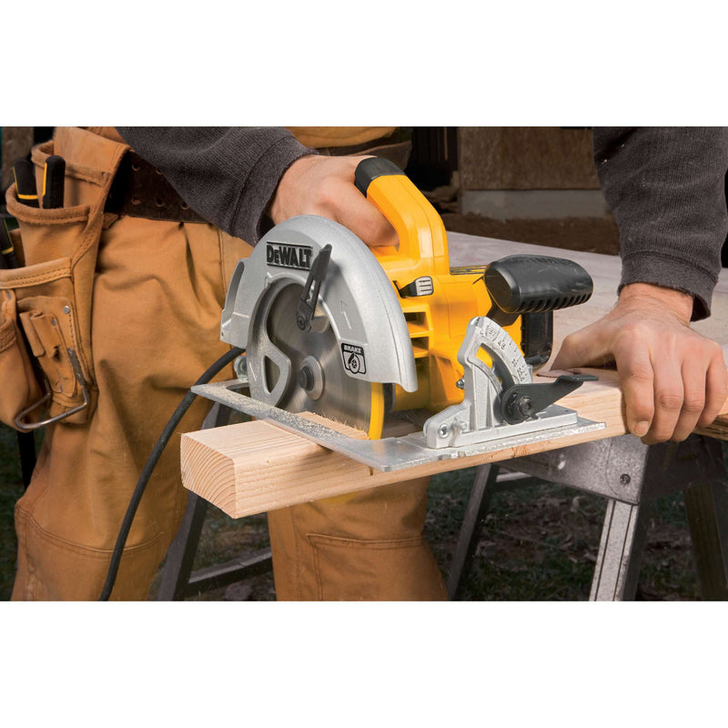 DEWALT 7-1/4 in. Lightweight Circular Saw With Contractor Bag (Tool Only) - Reconditioned
